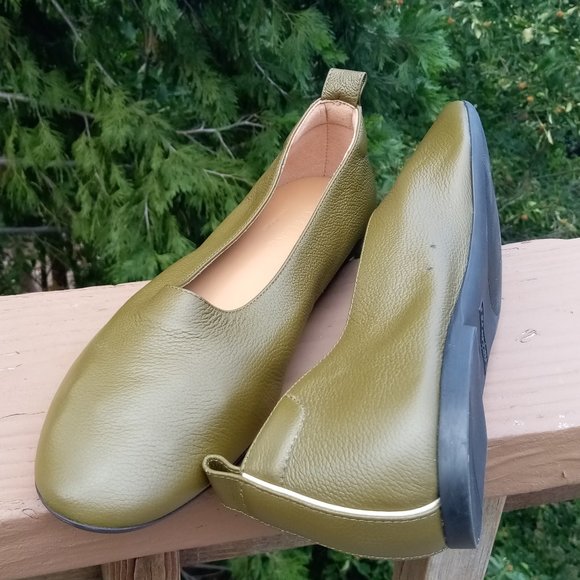 Everlane Shoes - Everlane italian leather Day Glove olive flats sz 9 NEW